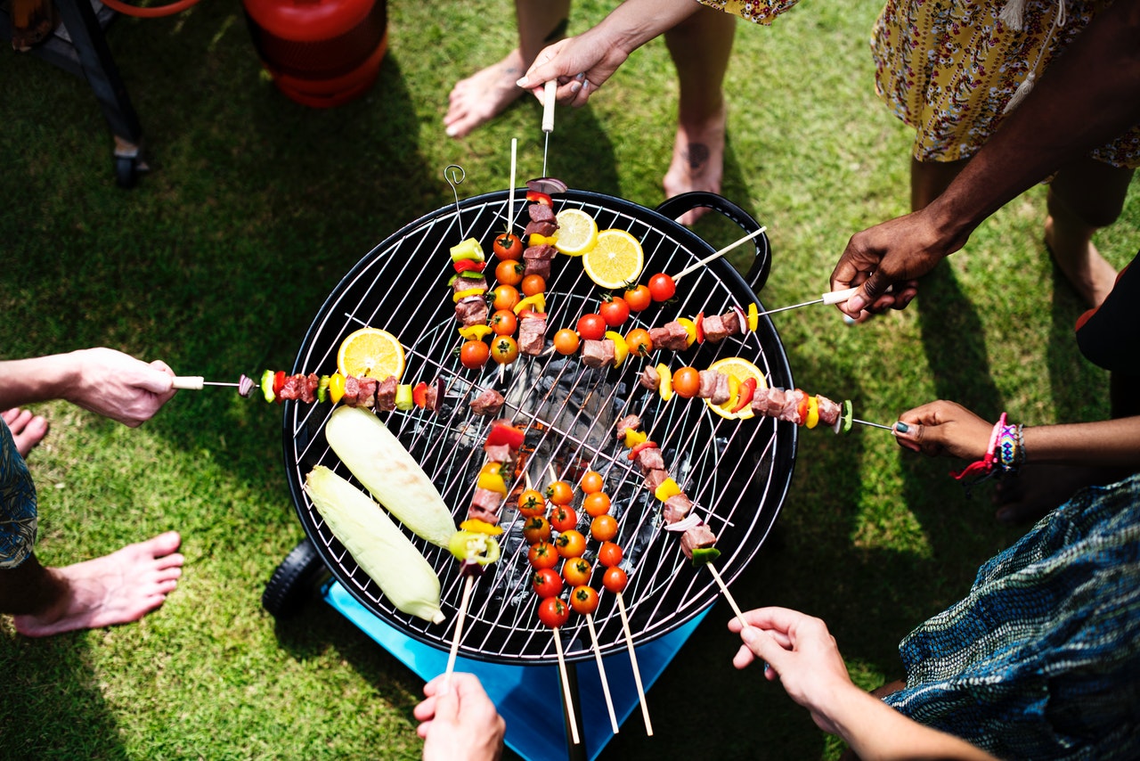 Skal du vælge gasgrill eller kuglegrill?